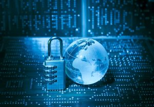 Illustration de la notion de cybersécurité avec une planète et un cadenas