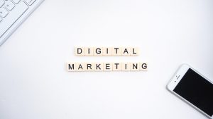 Marketing Digital écrit sur une table avec des tiles typographiques